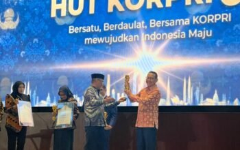 Badan Penyelenggara Jaminan Sosial Kesehatan, Fachmi Idris, menerima Life Achievement KORPRI Award