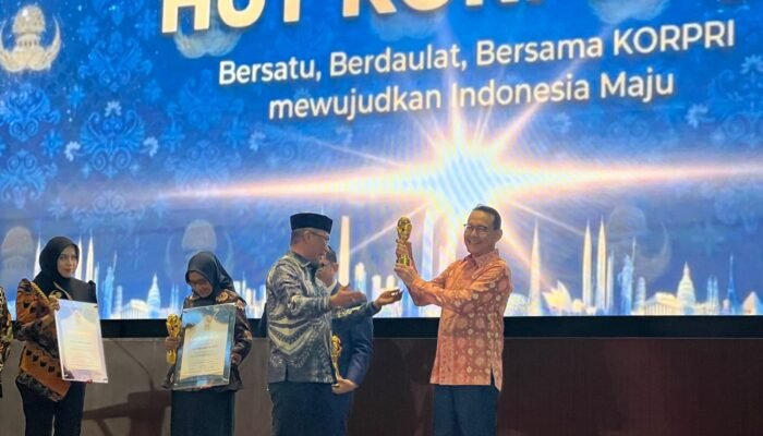 Perintis BPJS Kesehatan, Fachmi Idris, Raih Life Achievement KORPRI Award