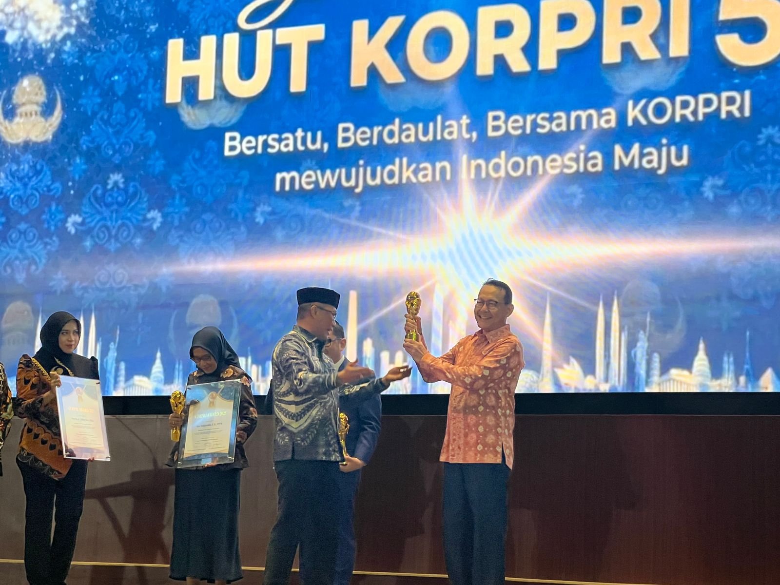 Badan Penyelenggara Jaminan Sosial Kesehatan, Fachmi Idris, menerima Life Achievement KORPRI Award
