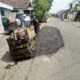 Sedikitnya 30 titik jalan berlubang dengan kategori kerusakan ringan kini menjadi prioritas penanganan oleh petugas lapangan