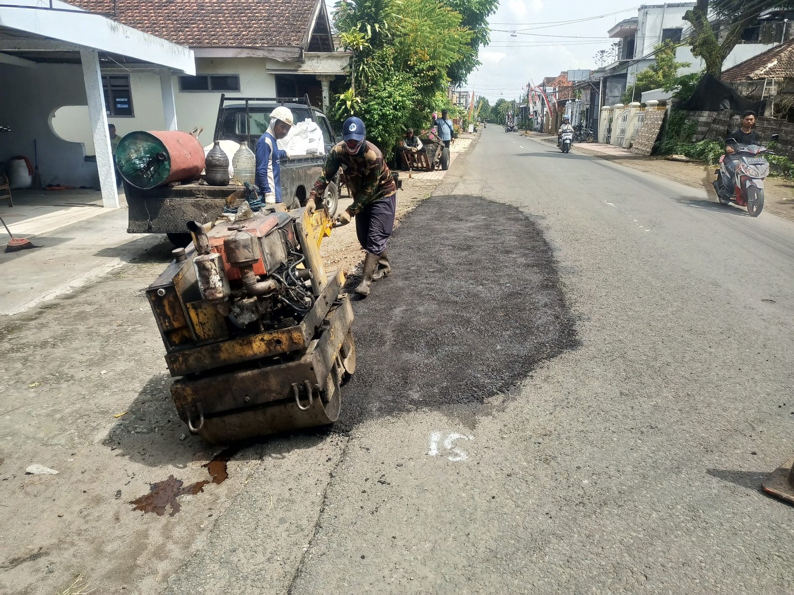 Sedikitnya 30 titik jalan berlubang dengan kategori kerusakan ringan kini menjadi prioritas penanganan oleh petugas lapangan