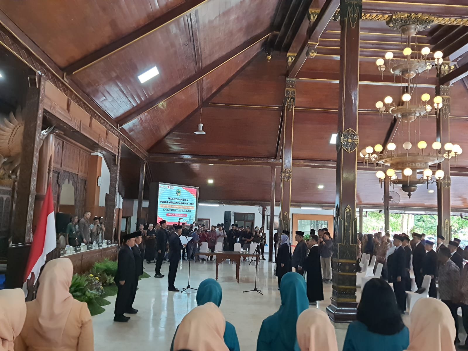 Bupati Tulungagung, Gatut Sunu Wibowo, menegaskan 15 pejabat yang dilantik komitmennya menjaga proses pemerintahan tetap bersih dan transparan