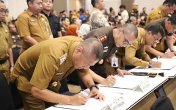 Penandatanganan Perjanjian Kerja Sama antara seluruh Kepala Kejaksaan Negeri dan para bupati/wali kota se-Jawa Timur