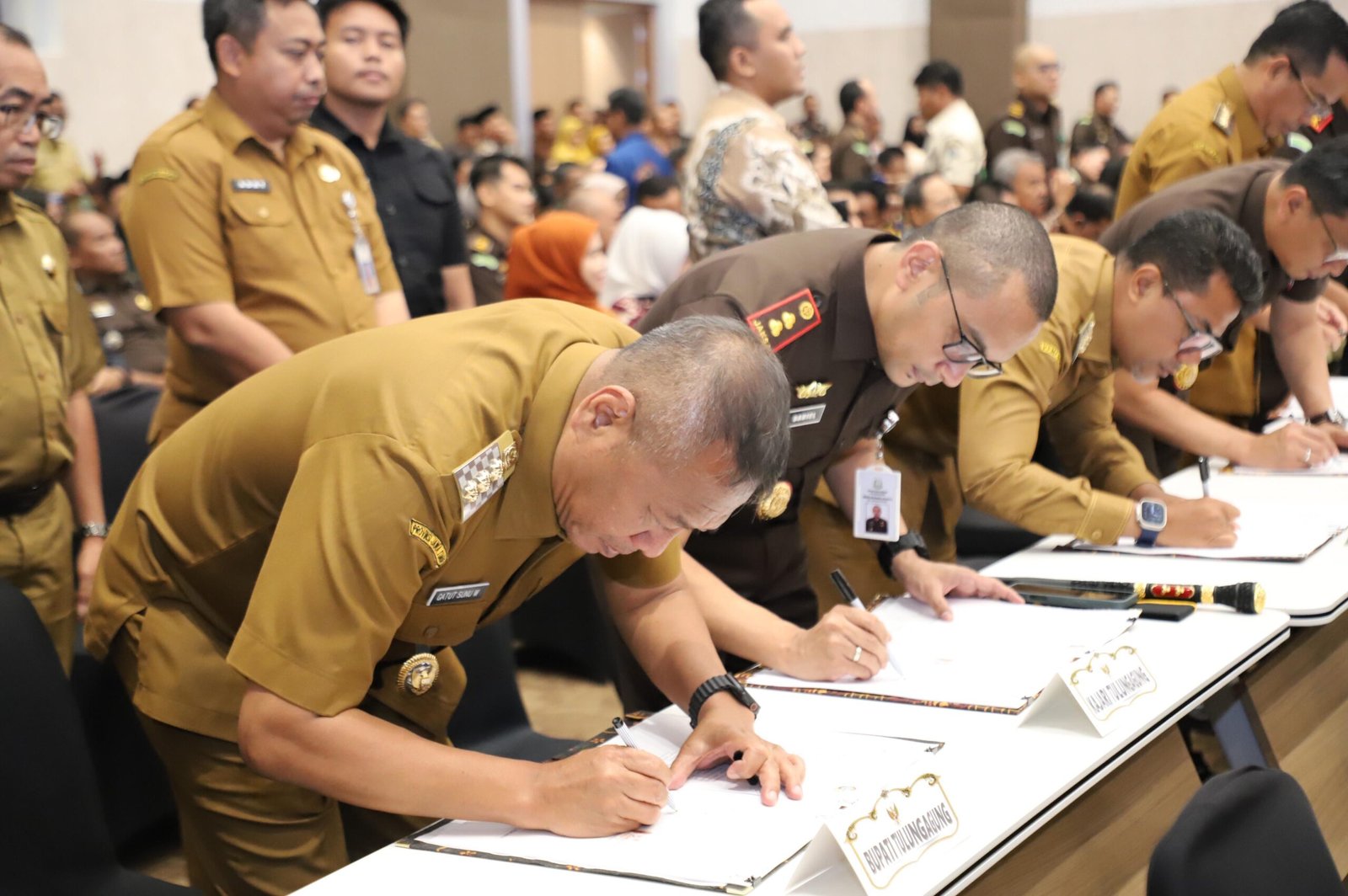 Penandatanganan Perjanjian Kerja Sama antara seluruh Kepala Kejaksaan Negeri dan para bupati/wali kota se-Jawa Timur