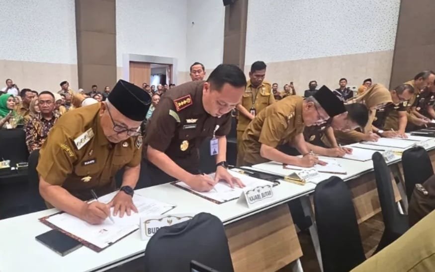 Bupati Blitar, Drs. H. Rijanto, MM, menghadiri kegiatan Penandatanganan Nota Kesepahaman (MoU) antara Kepala Kejaksaan Tinggi Jawa Timur dengan Gubernur Jawa Timur