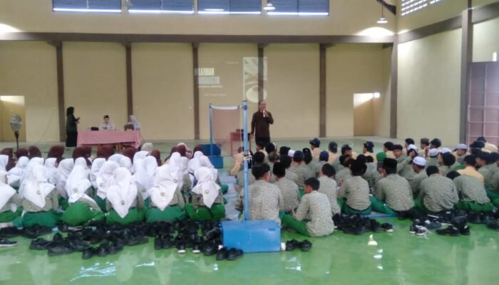 SMSI Jatim Tanamkan Literasi Media, Ratusan Pelajar MTs Nyai H. Ashfiyah Ikuti Pelatihan Jurnalistik