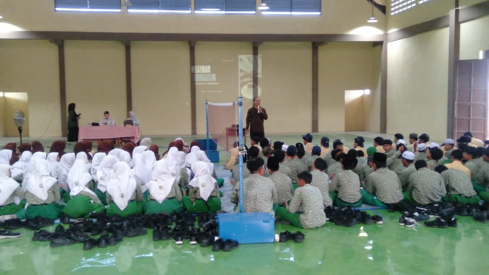 Serikat Media Siber Indonesia (SMSI) Jawa Timur menggelar pelatihan jurnalistik bagi ratusan siswa-siswi MTs Nyai H. Ashfiyah