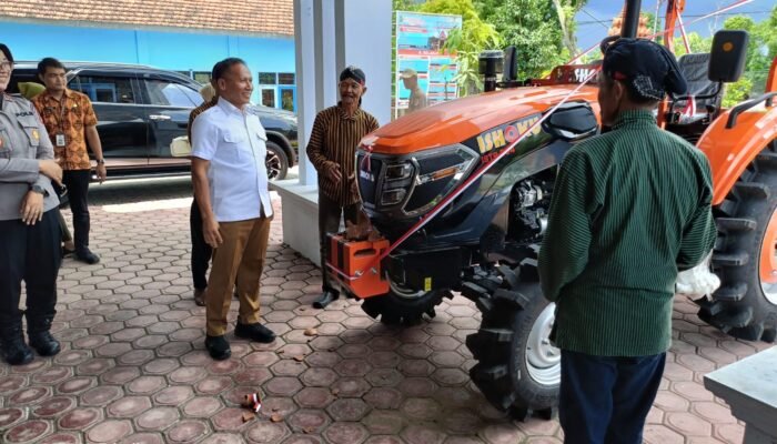 Wabup Tulungagung Serahkan Traktor ke Gapoktan Sanggrahan, Perkuat Target Swasembada Pangan
