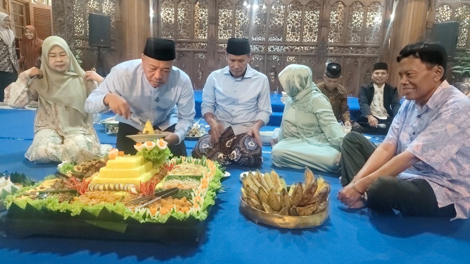memperingati satu tahun kepemimpinan Bupati Gatut Sunu Wibowo dan Wakil Bupati Ahmad Baharudin dengan doa bersama dan pemotongan tumpeng di Pendopo Kongas Arum Kusumaning Bongso