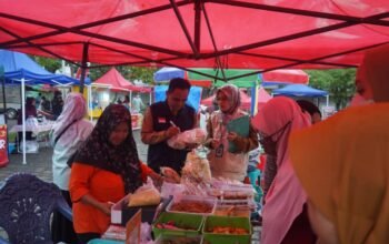 Dinas Kesehatan, Pengendalian Penduduk dan Keluarga Berencana (Dinkes PPKB) Kabupaten Trenggalek bersama BPOM melakukan pengawasan takjil di sejumlah titik keramaian