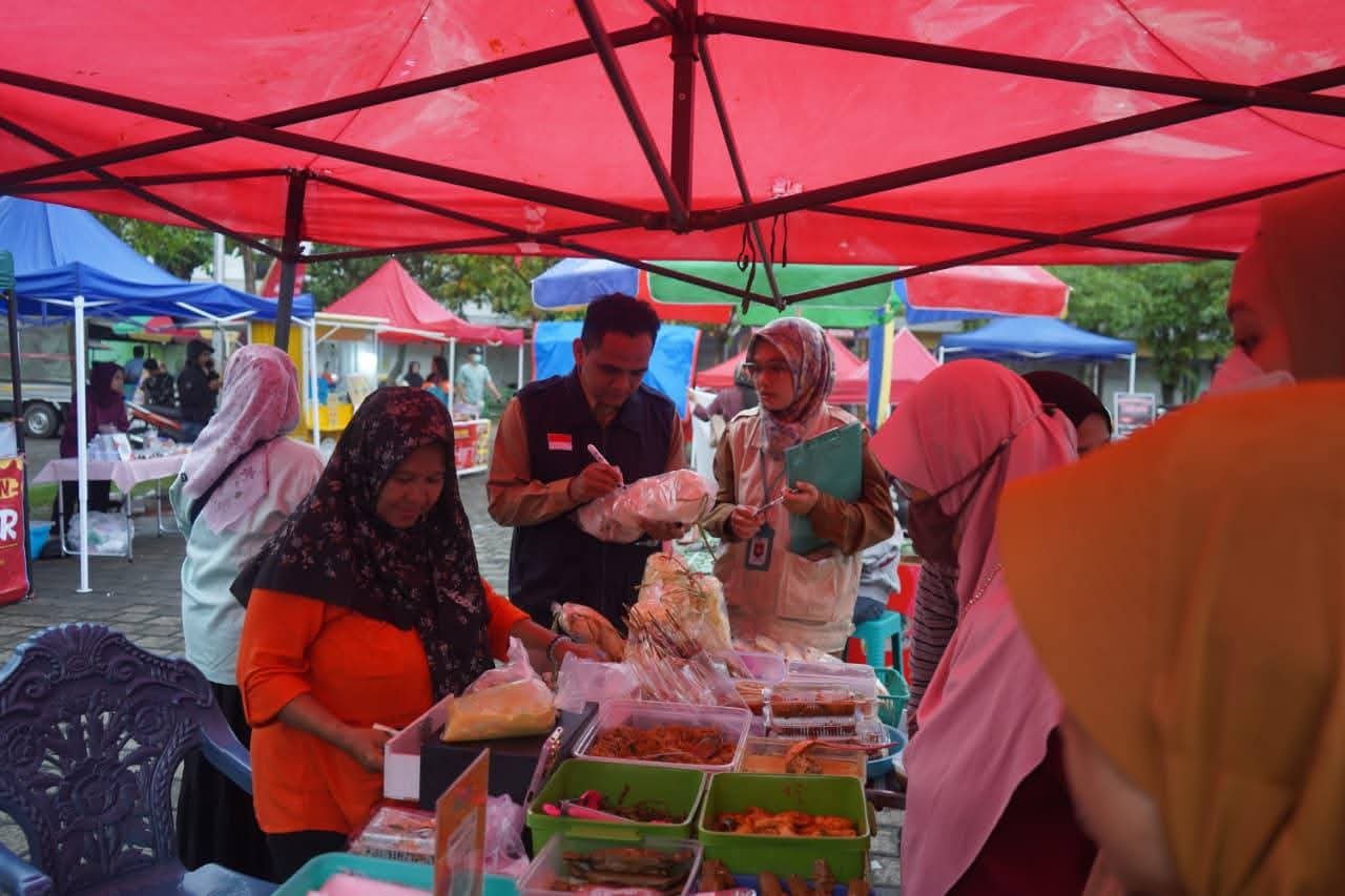 Dinas Kesehatan, Pengendalian Penduduk dan Keluarga Berencana (Dinkes PPKB) Kabupaten Trenggalek bersama BPOM melakukan pengawasan takjil di sejumlah titik keramaian