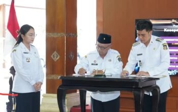 Kesepakatan bersama antara Pemkab dan Pemkot Blitar ditandatangani langsung oleh Rijanto dan Syauqul Muhibbin