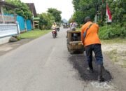 PUPR Tulungagung melalui UPT Pemeliharaan Jalan dan Jembatan (PJJ) Wilayah Campurdarat melakukan pemeliharaan rutin di ruas jalan Sodo–Ngrance