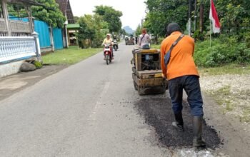 PUPR Tulungagung melalui UPT Pemeliharaan Jalan dan Jembatan (PJJ) Wilayah Campurdarat melakukan pemeliharaan rutin di ruas jalan Sodo–Ngrance