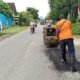 PUPR Tulungagung melalui UPT Pemeliharaan Jalan dan Jembatan (PJJ) Wilayah Campurdarat melakukan pemeliharaan rutin di ruas jalan Sodo–Ngrance