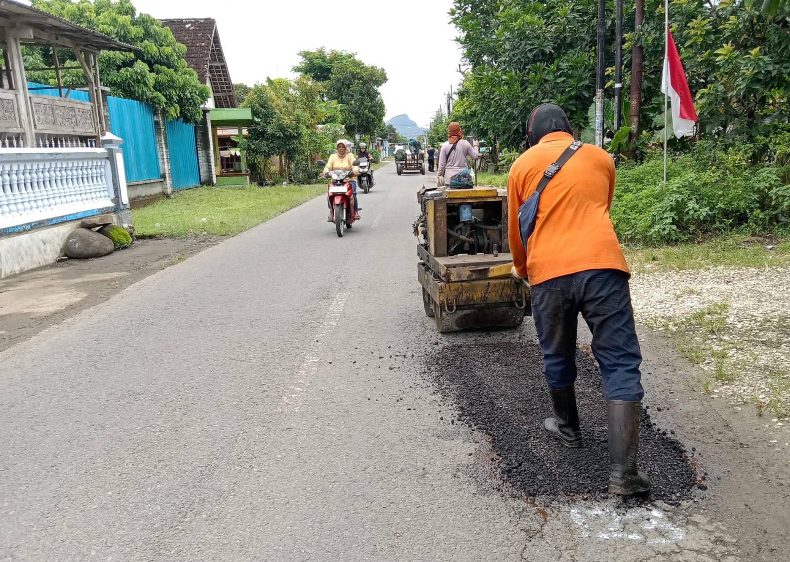 PUPR Tulungagung melalui UPT Pemeliharaan Jalan dan Jembatan (PJJ) Wilayah Campurdarat melakukan pemeliharaan rutin di ruas jalan Sodo–Ngrance