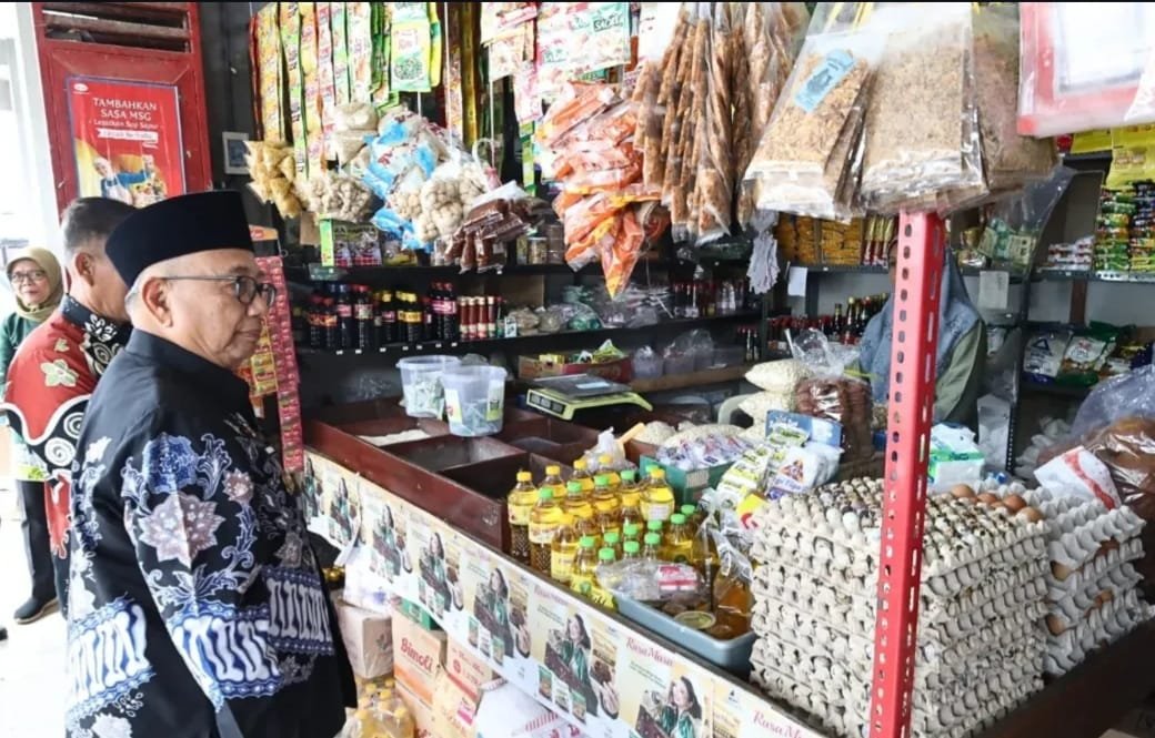 Bupati Blitar, Drs. H. Rijanto, MM, melakukan peninjauan langsung ke sejumlah pasar tradisional untuk memastikan ketersediaan bahan pokok