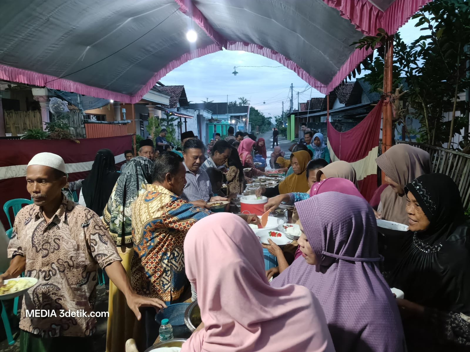 Warga RT 05 RW 02 Dusun Kebonagung, Desa Rejoagung, Kecamatan Kedungwaru, Kabupaten Tulungagung menggelar kegiatan buka puasa bersama