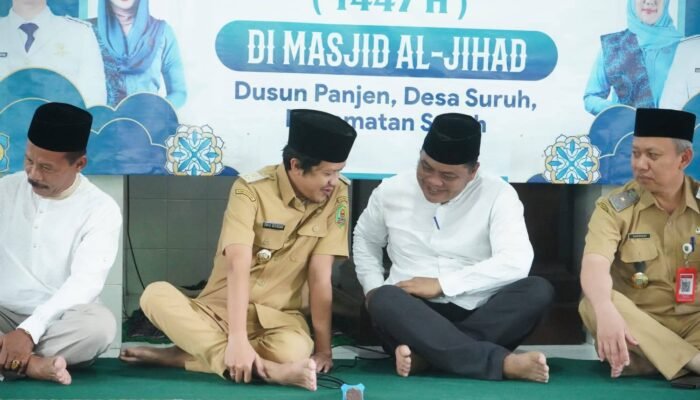 Safari Ramadhan di Suruh, Wabup Trenggalek Serahkan e-KTP dan Tinjau Pelayanan Warga