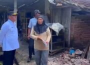 Bupati Tulungagung, H. Gatut Sunu Wibowo, secara langsung menyerahkan bantuan terdampak angin puting beliung