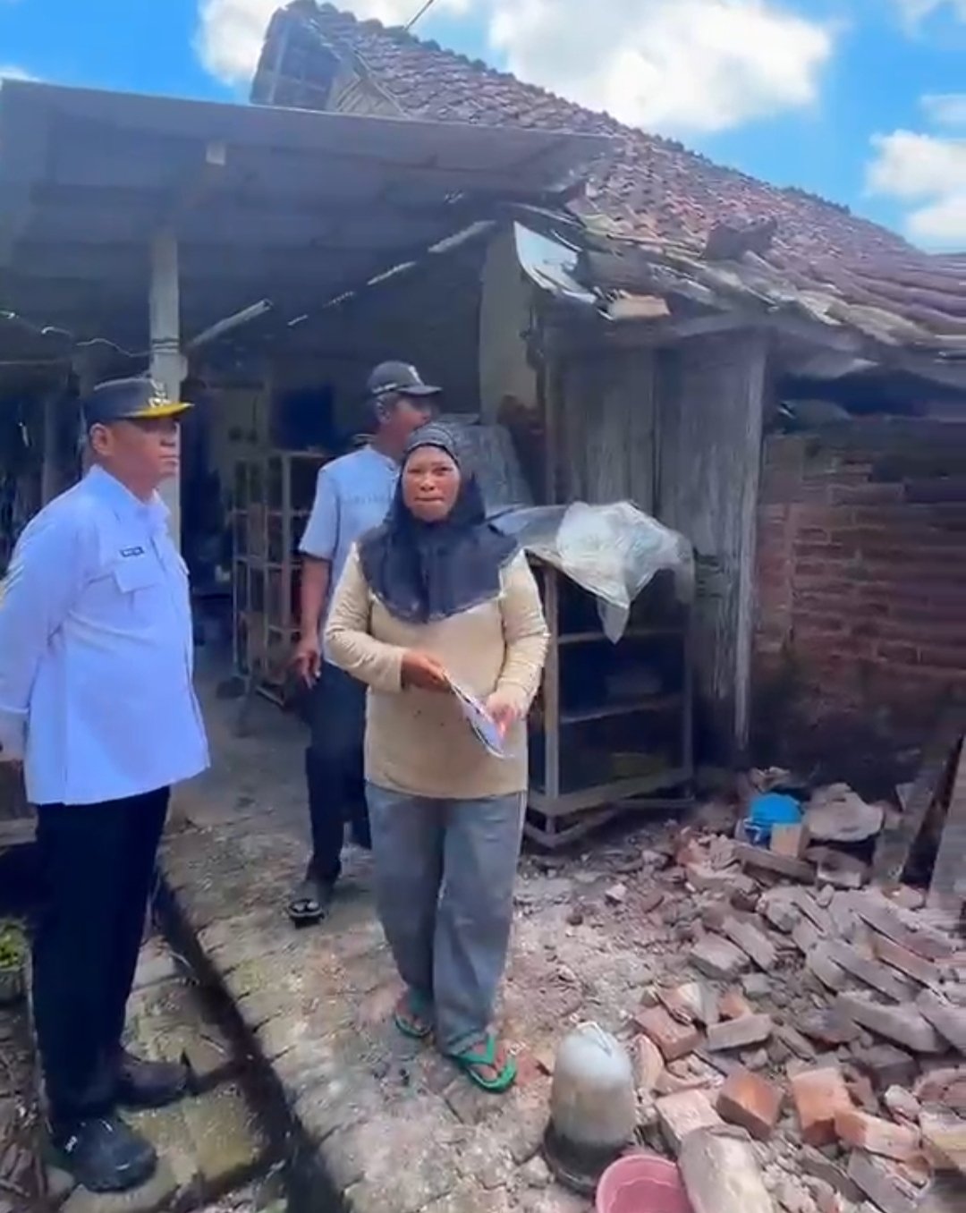 Bupati Tulungagung, H. Gatut Sunu Wibowo, secara langsung menyerahkan bantuan terdampak angin puting beliung