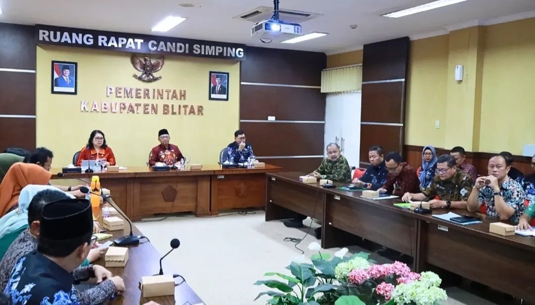 Bupati Blitar, Rijanto, memimpin langsung rapat staf yang digelar di Ruang Candi Simping, Kantor Bupati Blitar