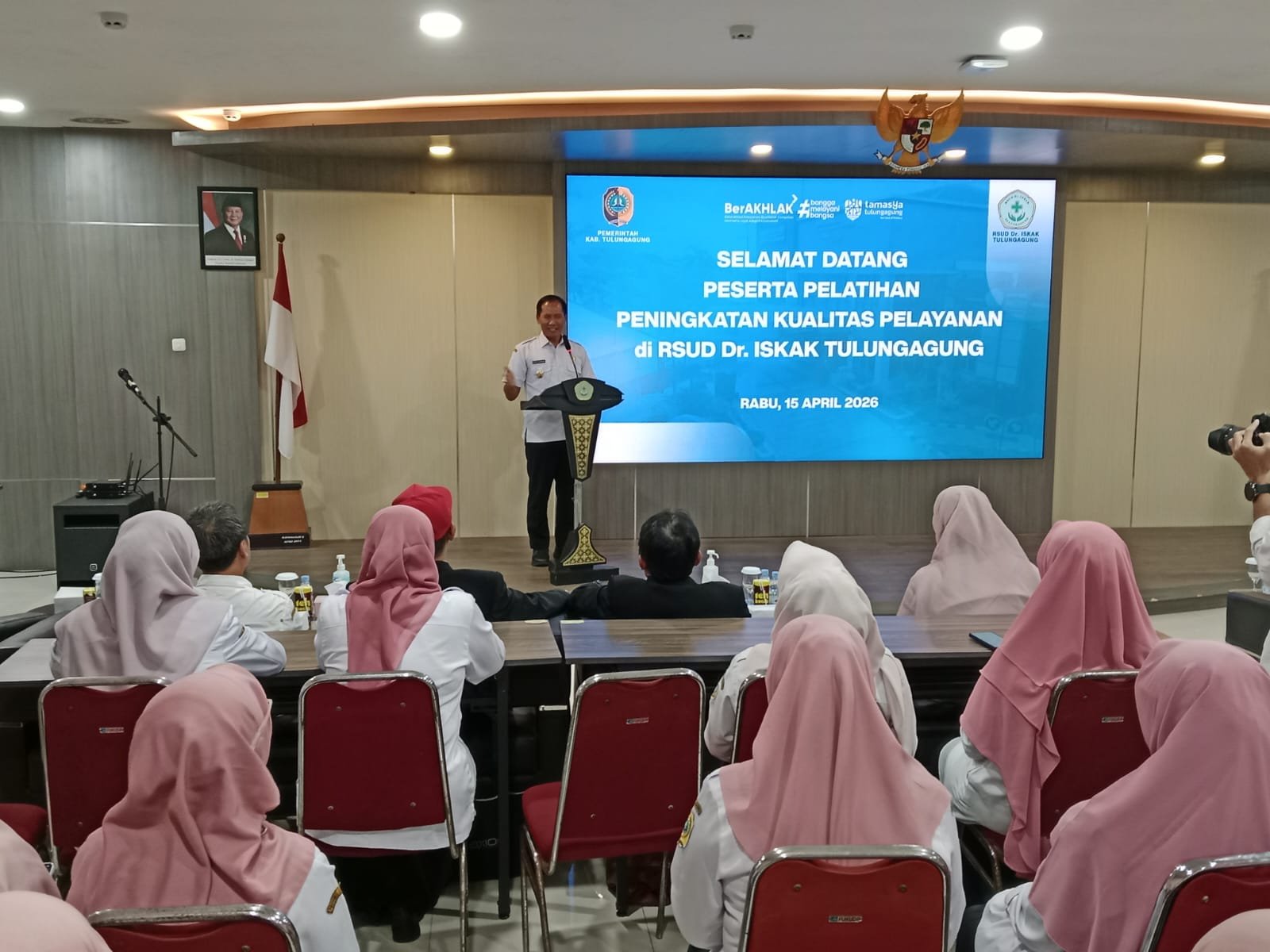 Plt Bupati Tulungagung, Ahmad Baharudin memberi pelatihan peningkatan pelayanan bagi tenaga medis dan nonmedis di RSUD dr. Iskak Tulungagung