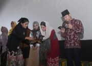 Novita meluncurkan buku “Bising dan Hening”, yang memuat kisah perjuangan sejumlah perempuan dalam menghadapi berbagai persoalan hidup