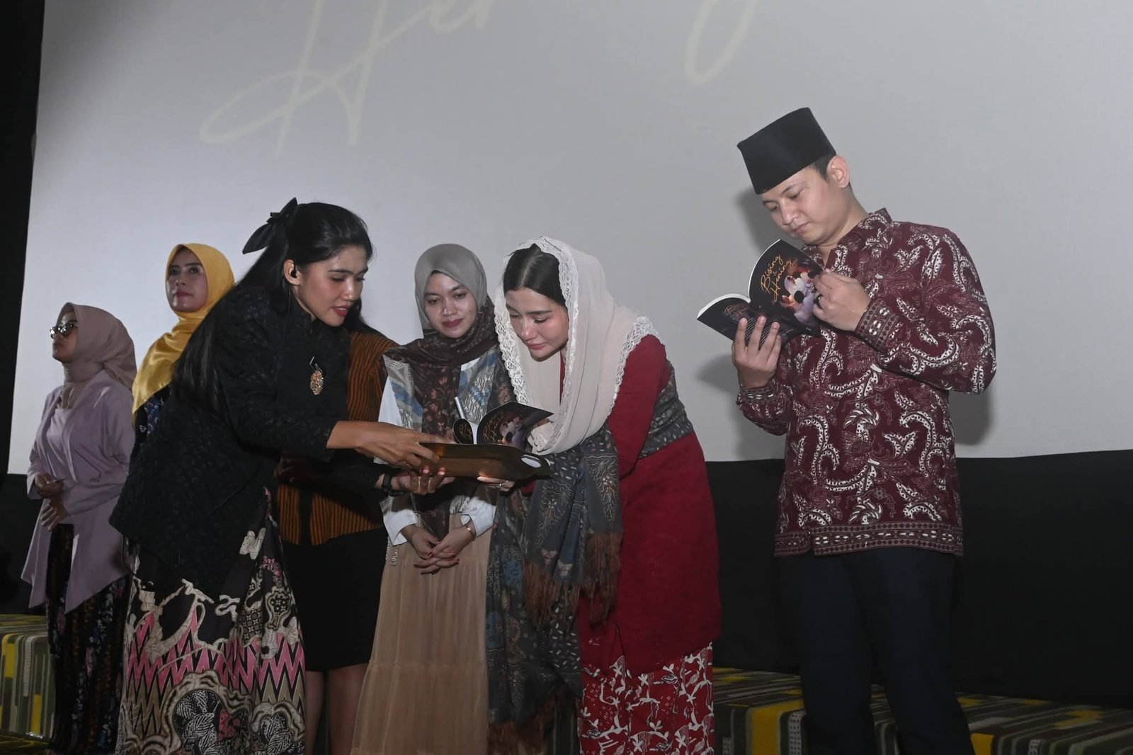 Novita meluncurkan buku “Bising dan Hening”, yang memuat kisah perjuangan sejumlah perempuan dalam menghadapi berbagai persoalan hidup