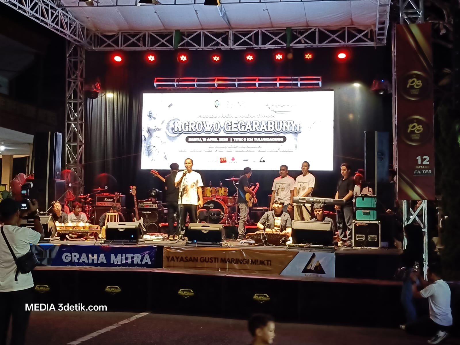 Plt. Bupati Tulungagung Ahmad Baharudin menyampaikan apresiasi bagi para pelaku seni musik lokal untuk menampilkan karya kreatif