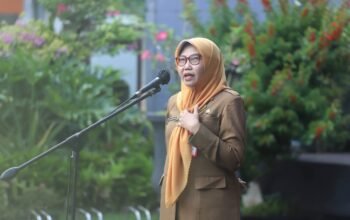 Cusi Kurniawati, saat memimpin apel pagi ASN di lingkungan Setda Trenggalek