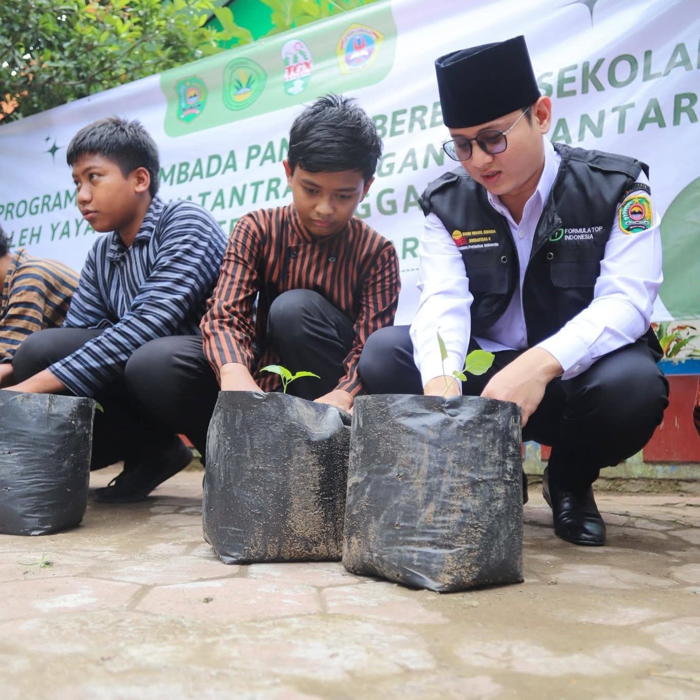 Mas Ipin, keterlibatan siswa dalam menanam dan merawat tanaman menjadi bagian penting