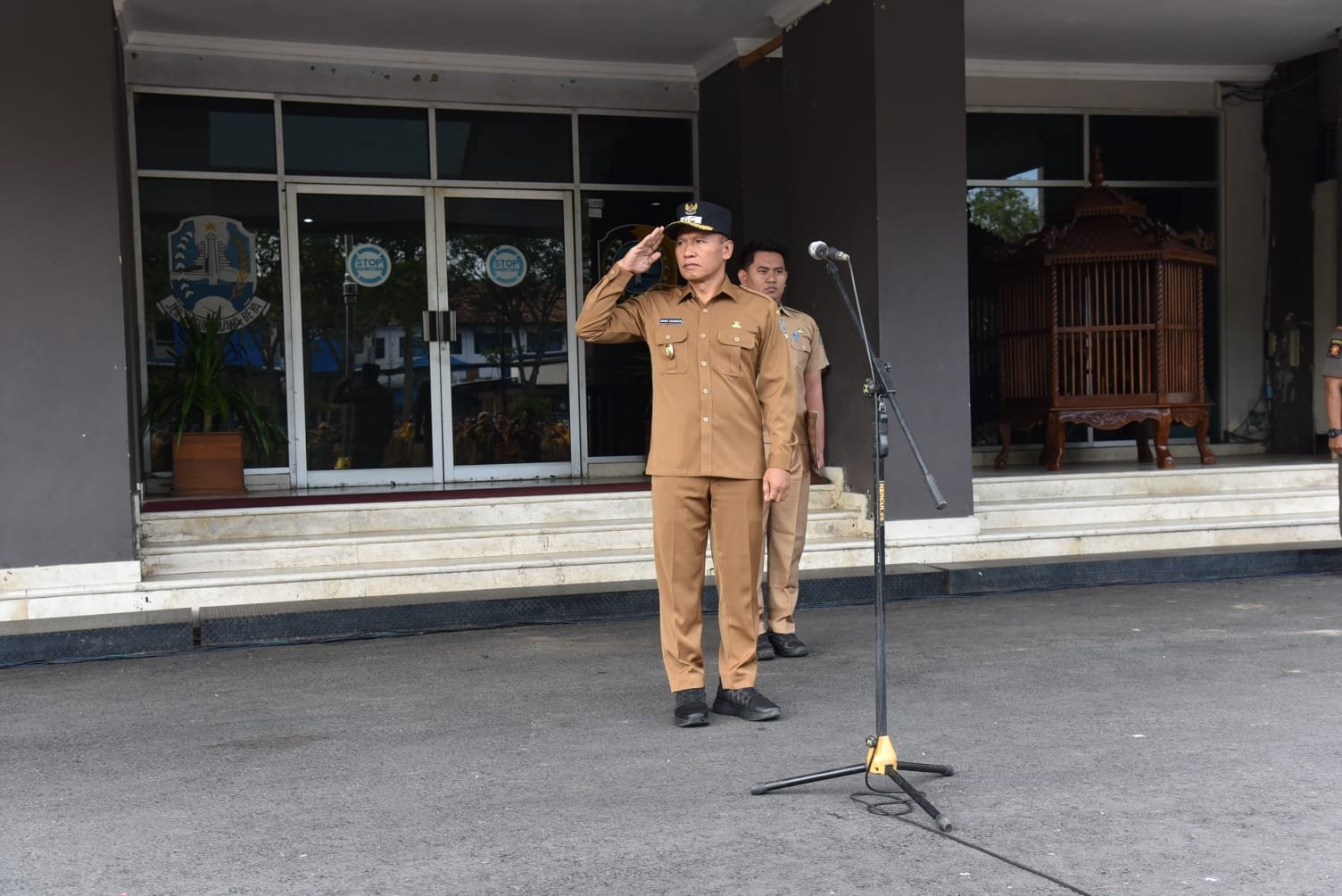 Pelaksana Tugas (Plt) Bupati Tulungagung, Ahmad Baharudin, menegaskan pentingnya perbaikan kinerja aparatur sipil negara (ASN)