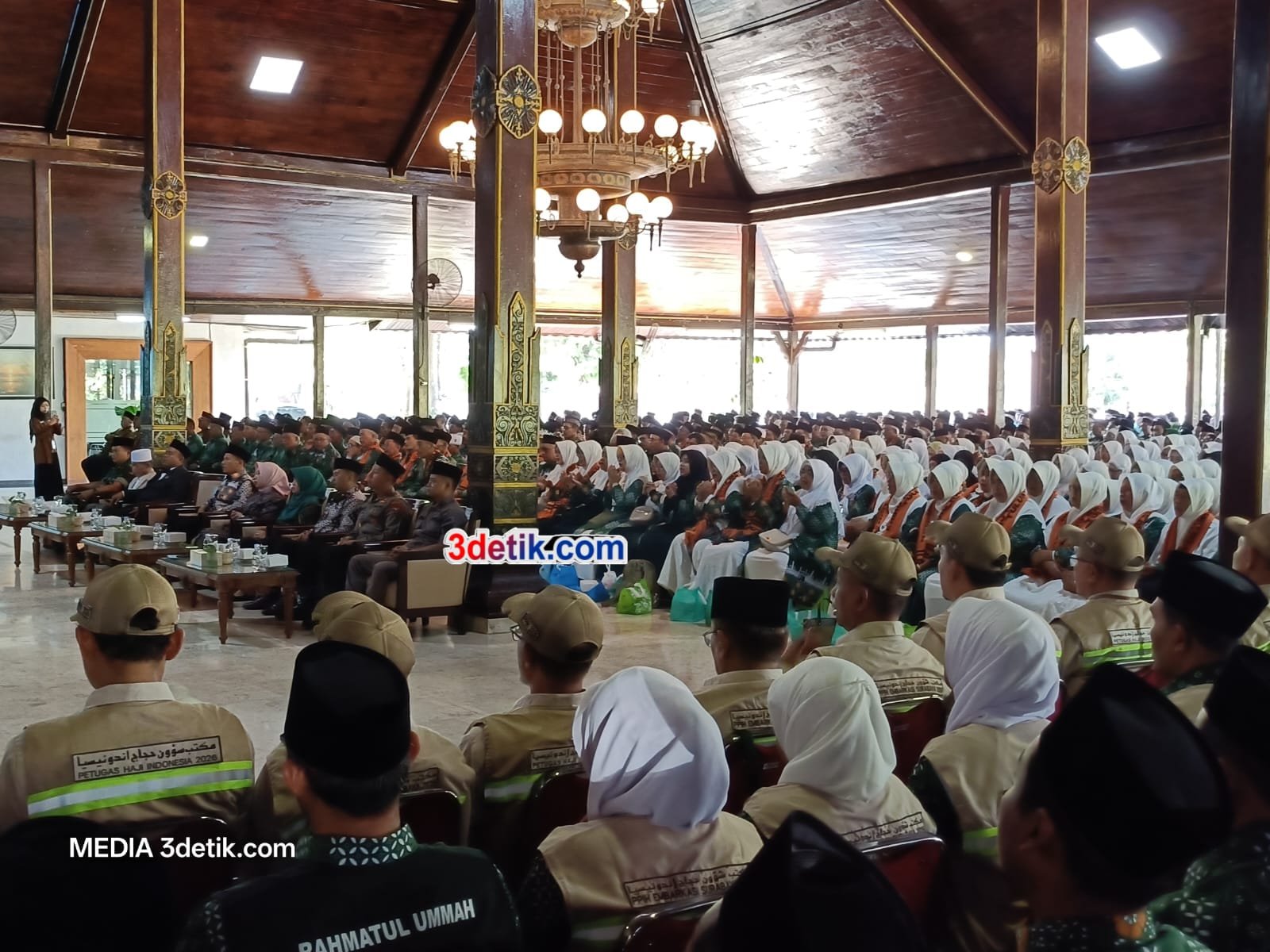 Plt Bupati Tulungagung Ahmad Baharudin resmi melepas keberangkatan jamaah calon haji Tahun 1447 Hijriah/2026 Masehi