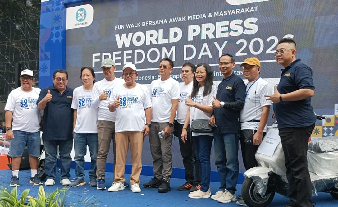 kegiatan Fun Walk bersama insan pers dan masyarakat dalam rangka peringatan World Press Freedom Day