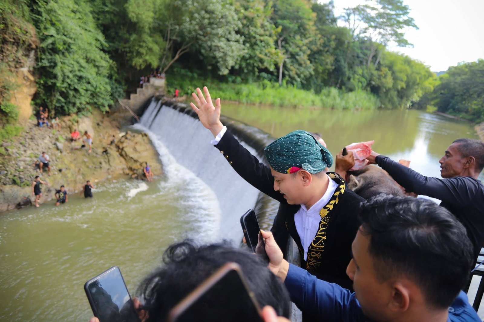 Bupati Trenggalek Mochamad Nur Arifin turut mengikuti Tradisi tahunan Nyadran Dam Bagong