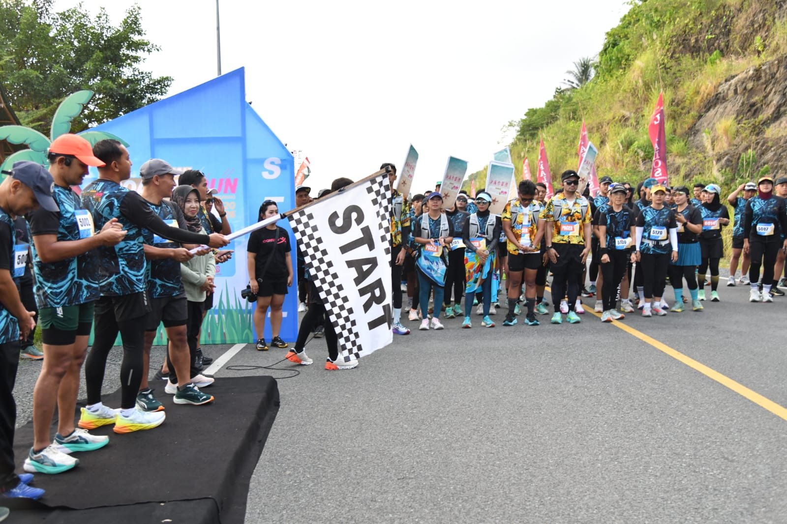Jalur Lintas Selatan (JLS) Tulungagung dipadati ratusan pelari saat gelaran Gemah Coastal Run 2026