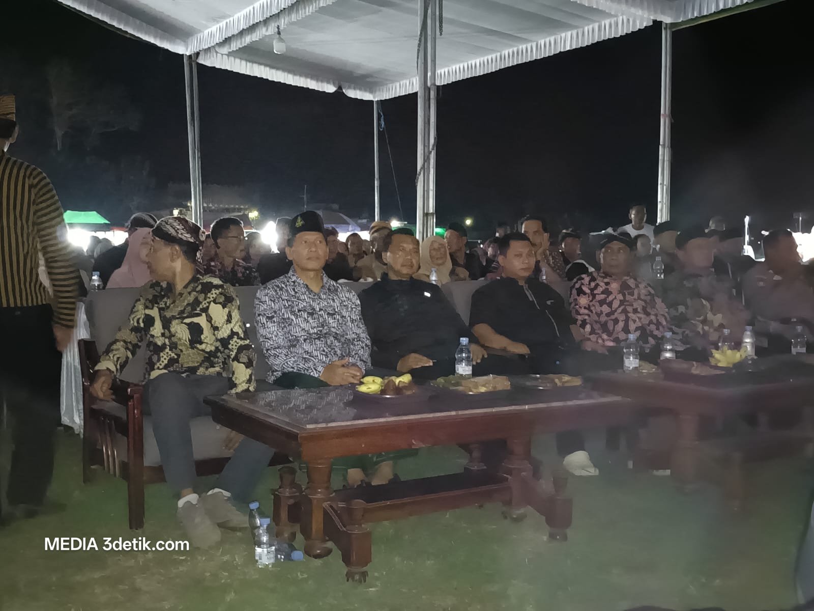 PLT Bupati Tulungagung Ahmad Baharudin bersama Penjabat Sekretaris Daerah (PJ Sekda) Tri Hariadi menghadiri Pentas kesenian tradisional Ketoprak Tirto Budoyo di Desa Gamping