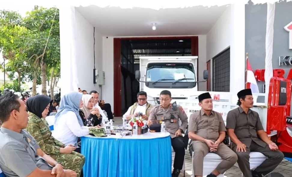Bupati Blitar Drs. H. Rijanto, MM bersama Wakil Bupati Blitar H. Beky Herdihansah menghadiri peresmian operasional 1.061 Koperasi Desa/Kelurahan Merah Putih