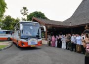 Plt Bupati Tulungagung, Ahmad Baharudin. Pada pemberangkatan tahap awal, sebanyak 382 jamaah yang tergabung dalam Kloter 102 diberangkatkan lebih dahulu