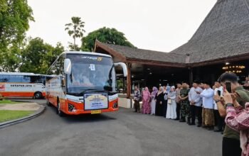 Plt Bupati Tulungagung, Ahmad Baharudin. Pada pemberangkatan tahap awal, sebanyak 382 jamaah yang tergabung dalam Kloter 102 diberangkatkan lebih dahulu