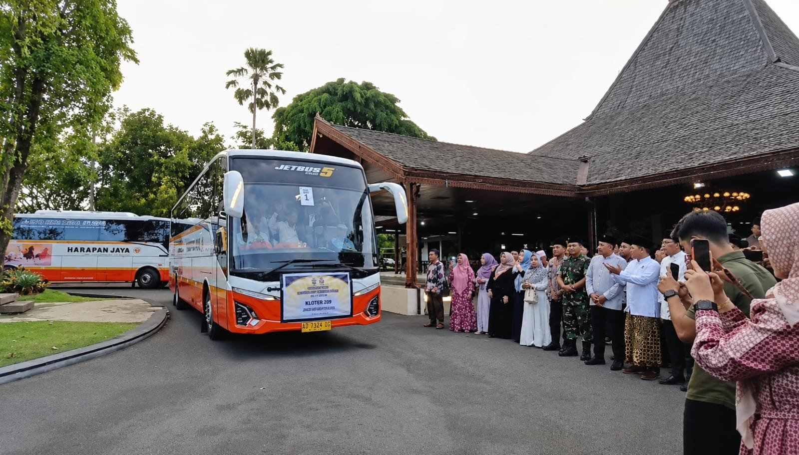 Plt Bupati Tulungagung, Ahmad Baharudin. Pada pemberangkatan tahap awal, sebanyak 382 jamaah yang tergabung dalam Kloter 102 diberangkatkan lebih dahulu
