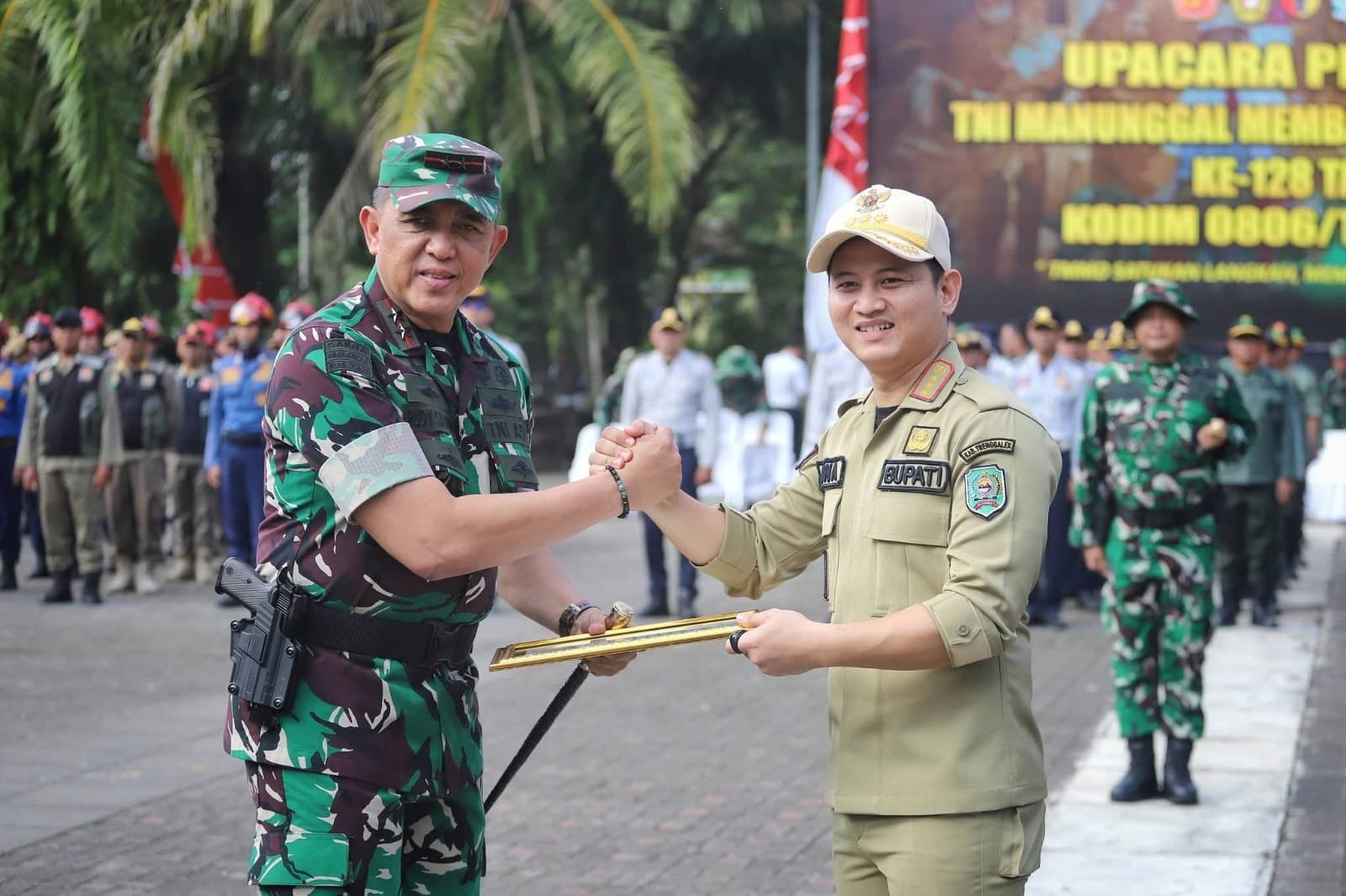 Program TNI Manunggal Membangun Desa (TMMD) ke-128 Tahun 2026 di Kabupaten Trenggalek resmi ditutup oleh Pangdam V/Brawijaya, Rudy Saladin
