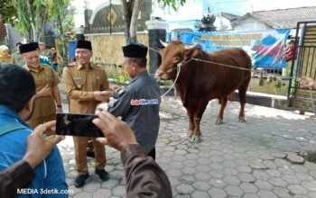 Plt Bupati Tulungagung Ahmad Baharudin salurkan bantuan dari Presiden Prabowo