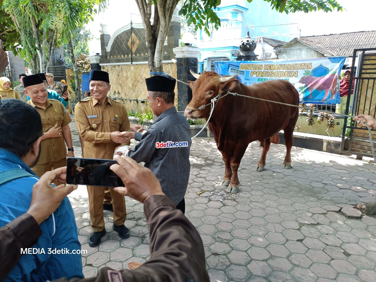 Plt Bupati Tulungagung Ahmad Baharudin salurkan bantuan dari Presiden Prabowo