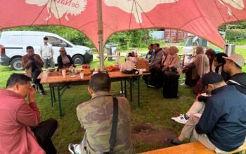Para deklarator mendeklarasikan seruan politik bertajuk Deklarasi Amsterdam di De Natuurkamer Park, kawasan Drijfsijs, Amsterdam