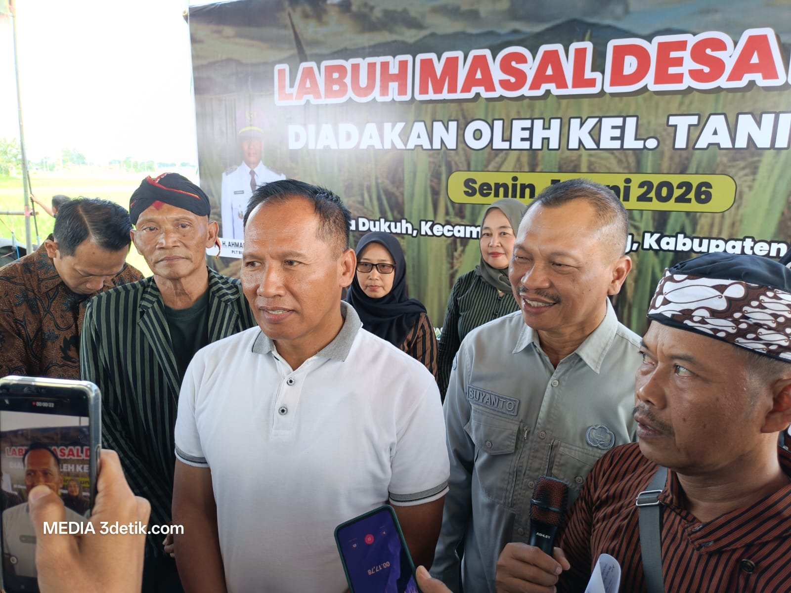Plt Bupati Tulungagung Ahmad Baharudin, menghadiri Tradisi Labuh Masal yang digelar Kelompok Tani Angker bersama warga Desa Dukuh, Kecamatan Gondang