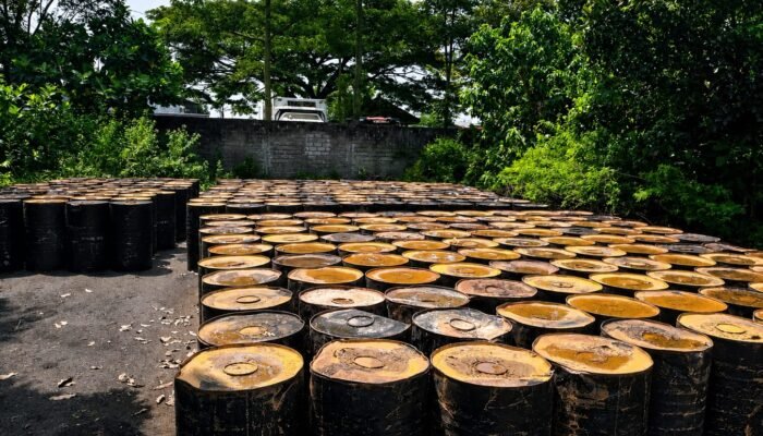 250 Drum Aspal Hibah Pemprov Jatim Masih Mengendap di Gudang, Jalan Rusak Tulungagung Belum Tersentuh