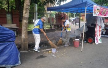 Sekda Trenggalek, Edy Soepriyanto, menggelar kerja bakti membersihkan lingkungan di kawasan lingkar Pendopo