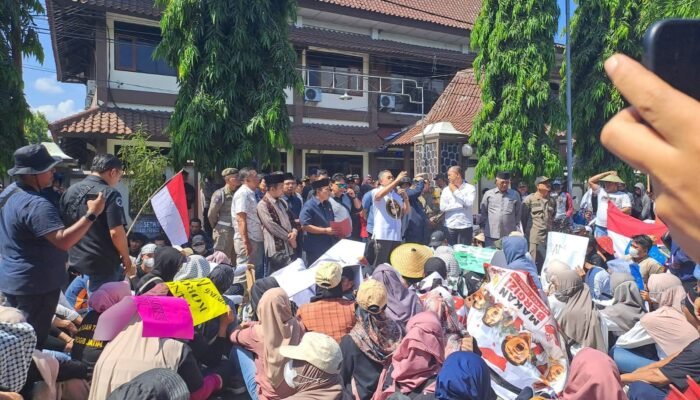 Ribuan Warga Trenggalek Kawal Program MBG, Sampaikan 3 Tuntutan ke DPRD